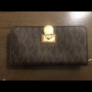 Women’s Michael Kors Logo Wallet Brown